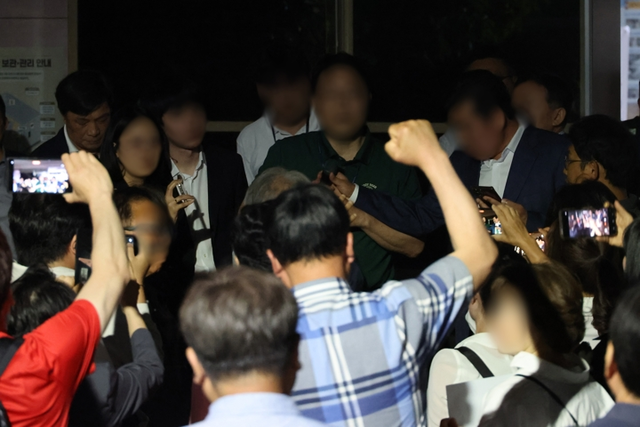 3일 서울 종로구 서울시선관위 앞에 모여든 시민들이 투표용지 부족 사태와 관련해 개표중지 및 선거무효 등을 주장하며 항의하고 있다. [연합뉴스]