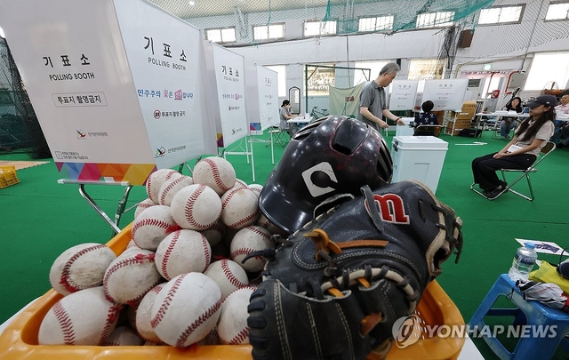 3일 서울 중구 청구초등학교 야구부 실내훈련장에 마련된 청구동 제1투표소에서 유권자들이 소중한 한표를 행사하고 있다. 연합뉴스