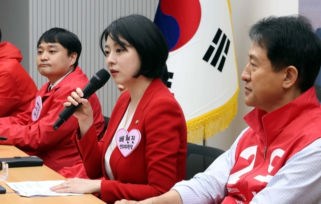 배현진 국민의힘 서울시당위원장 겸 시당선거대책위원장이 지난 5월 12일 서울 영등포구 국민의힘 중앙당사 앞에서 열린 서울시당 선대위 발대식에서 발언하고 있다. [연합뉴스]