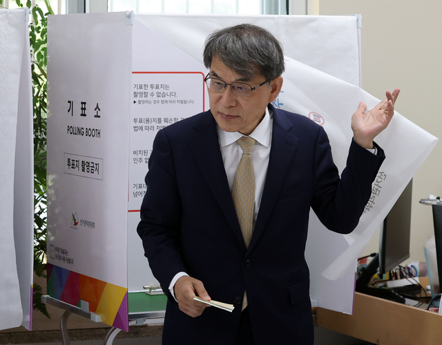 6·3지방선거 본투표일인 3일 서울 서초구 서래초등학교에 마련된 방배본동 제2투표소에서 노태악 중앙선거관리위원장이 투표하고 있다. [연합뉴스]