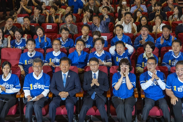 더불어민주당 정청래 총괄상임선거대책위원장(앞줄 왼쪽 세 번째)과 한병도 공동상임선대위원장(앞줄 왼쪽 네 번째), 이시종 공동상임선대위원장(왼쪽 두 번째)를 비롯한 민주당 의원과 관계자들이 3일 국회 의원회관에 마련한 제9회 전국동시지방선거·국회의원 재보궐선거 개표상황실에서 출구조사 결과를 지켜보고 있다. [연합뉴스]
