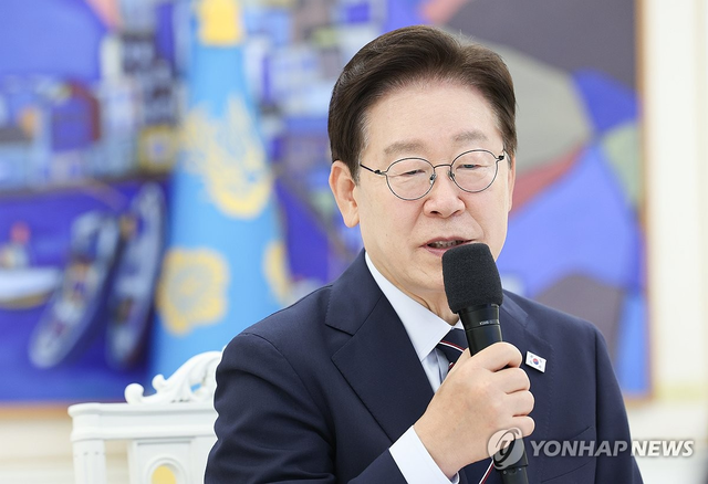 이재명 대통령이 2일 청와대에서 한-아프리카 외교장관회의 참석차 방한한 아프리카 국가 및 국제기구 장관급 인사들과 만나 인사말 하고 있다. 연합뉴스