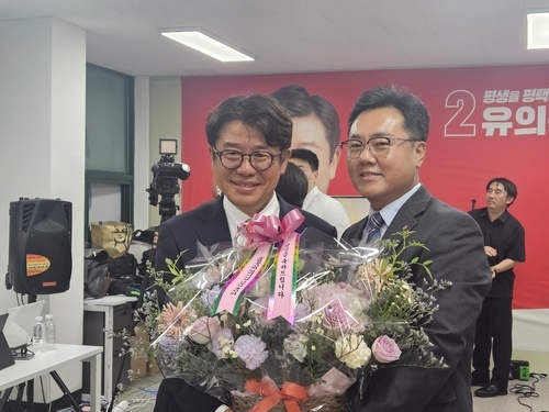 축하받는 유의동 당선인. 연합뉴스