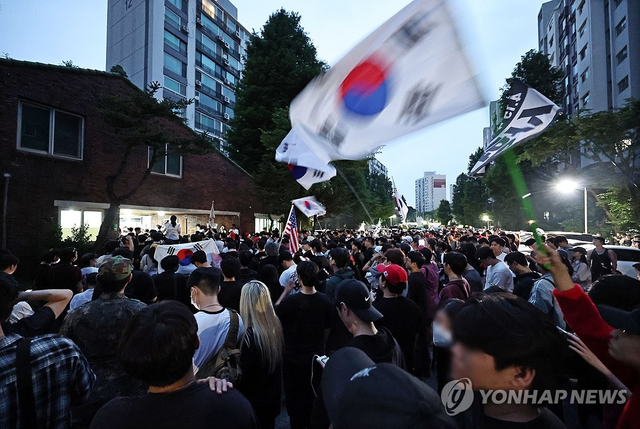 4일 제9회 전국동시지방선거 및 국회의원 재·보궐선거 투표용지 부족으로 투표 시간이 오후 10시까지 연장됐던 서울 송파구 잠실7동 제2투표소 앞에서 투표함 반출에 반대하는 시민들이 밤새 구호를 외치는 모습. 연합뉴스