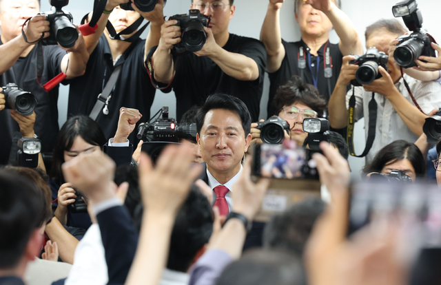 오세훈 국민의힘 서울시장 후보가 제9회 전국동시지방선거일 다음날인 4일 서울 종로구 대왕빌딩에 마련된 선거사무소에 입장하고 있다.  [연합뉴스]