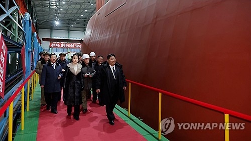 북한 김정은 국무위원장이 2025년12월24일 부인 리설주, 딸 주애와 함께 8700t급 ‘핵동력 전략유도탄 잠수함’ 건조 사업을 현지지도하고 해군의 핵무장화를 계속 강력히 추진해 나가겠다는 의지를 밝혔다고 조선중앙TV가 25일 보도했다. [연합뉴스]