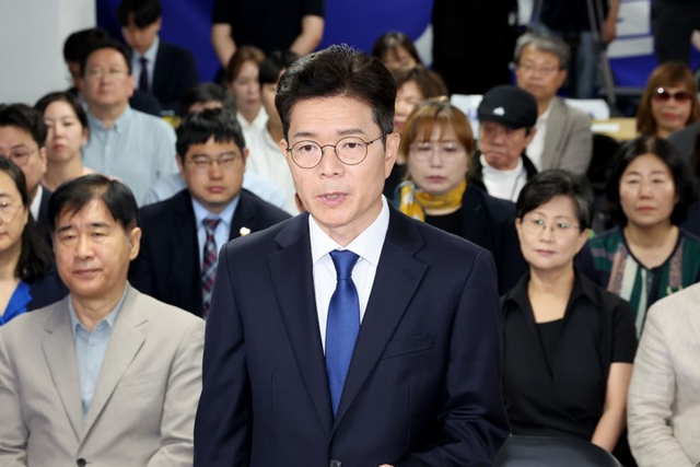 정원오 더불어민주당 서울시장 후보가 4일 서울 중구 세종대로 캠프에서 제9회 전국동시지방선거 관련 입장을 밝히고 있다. [연합뉴스]