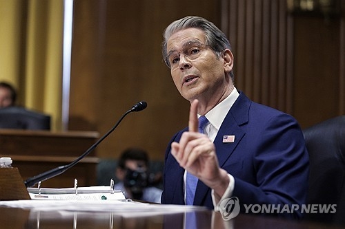 스콧 베선트 미국 재무장관. 지난 3일(현지시간) 미국 연방의회 의사당에서 열린 연방상원 재무위원회 청문회에서 증언하고 있다.  EPA 연합뉴스