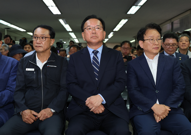 김부겸 더불어민주당 대구시장 후보가 3일 대구 달서구 두류네거리 선거사무소에서 출구조사 결과를 기다리고 있다. 연합뉴스