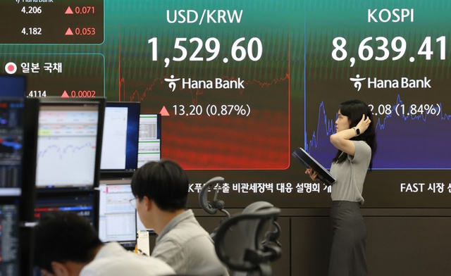 4일 오후 서울 중구 하나은행 딜링룸 현황판에 코스피와 원·달러 환율이 표시되고 있다. 이날 코스피는 전장보다 162.08포인트(1.84%) 내린 8639.41에 장을 마치며 지난달 28일 이후 처음으로 하락 마감했다. [연합뉴스]