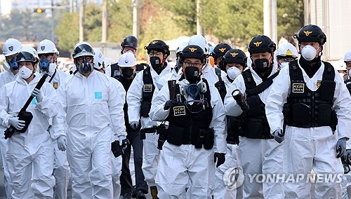 23일 오전 대전지방고용노동청 관계자들이 대전 대덕구 안전공업 본사를 압수수색 하기 위해 들어가고 있다.   [연합뉴스]
