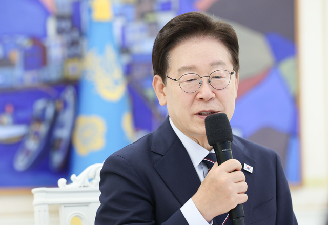 이재명 대통령이 2일 청와대에서 한-아프리카 외교장관회의 참석차 방한한 아프리카 국가 및 국제기구 장관급 인사들과 만나 인사말을 하고 있다. 연합뉴스