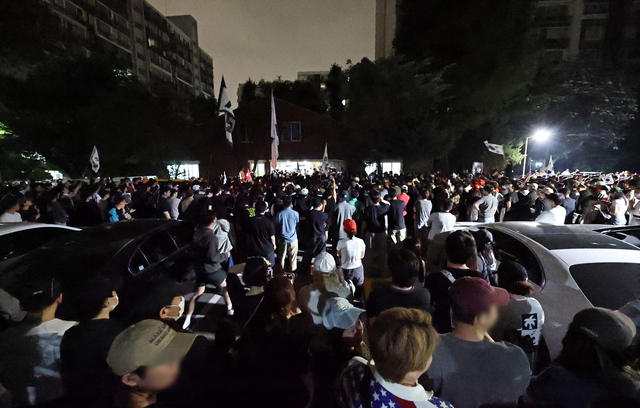 4일 제9회 전국동시지방선거 및 국회의원 재·보궐선거 투표용지 부족으로 투표 시간이 오후 10시까지 연장됐던 서울 송파구 잠실7동 제2투표소 앞에서 시민들이 항의하며 구호를 외치고 있다.   [연합뉴스]