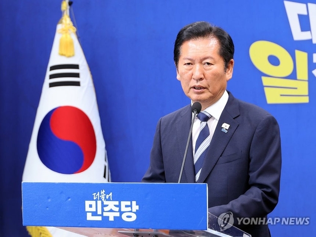 정청래 더불어민주당 총괄상임선대위원장이 4일 국회에서 기자회견을 열고 있다. 연합뉴수