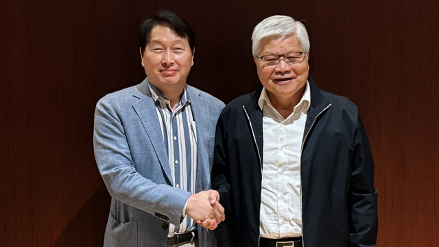 최태원(왼쪽) SK그룹 회장이 웨이저자(오른쪽) TSMC 회장과 지난 3일(현지시간) 대만에서 만남을 갖고 기념촬영을 하고 있다. SK하이닉스 제공
