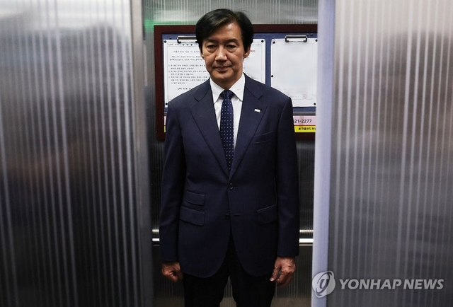 경기 평택을 국회의원 재선거에 출마한 조국혁신당 조국 후보가 4일 경기 평택시 선거사무소에서 선거 패배를 인정한 후 떠나고 있다. 연합뉴스
