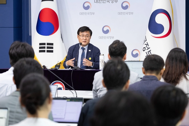 김성환 기후에너지환경부 장관은 4일 정부서울청사에서 열린 출입기자단 간담회에서 기자 질문에 답하고 있다. [기후부 제공]
