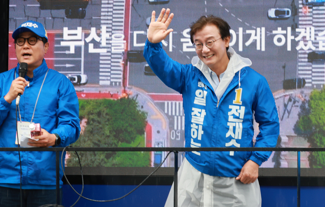 전재수 더불어민주당 부산시장 후보가 2일 부산 서구 이면도로에서 차량 유세를 하며 시민들의 지지를 호소하고 있다. 연합뉴스