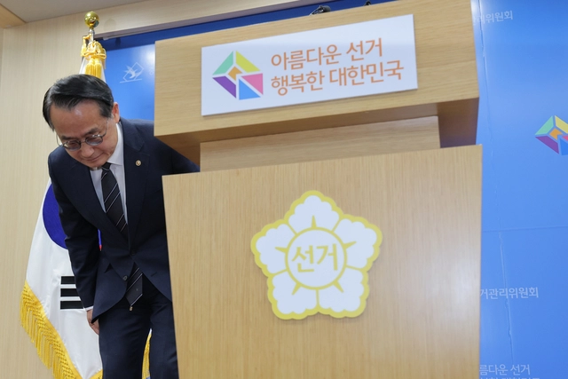 허철훈 중앙선거관리위원회 사무총장이 6·3 지방선거 본투표일인 3일 경기 과천 중앙선관위에서 투표용지 부족 사태 관련 대국민 사과를 하고 있다. [연합뉴스]