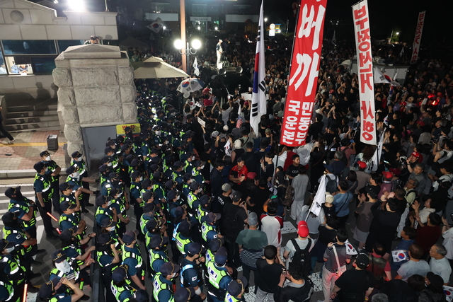 4일 경기 과천시 중앙선거관리위원회 앞에서 시민들이 제9회 전국동시지방선거 투표용지 부족 사태와 관련해 항의하며 경찰과 대치하고 있다. [공동취재]
