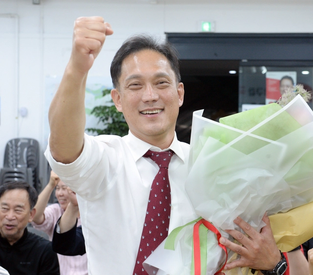 김태규 국민의힘 울산 남구갑 국회의원 당선인이 4일 자신의 선거사무소에서 당선이 확실시되자 꽃다발을 받고 환호하고 있다. [연합뉴스]
