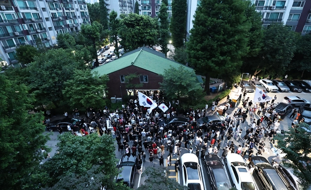 제9회 전국동시지방선거 및 국회의원 재·보궐선거 투표용지 부족으로 투표 시간이 3일 오후 10시까지 연장됐던 서울 송파구 잠실7동 제2투표소 앞에서 4일 투표함 반출에 반대하는 시민들이 밤새 구호를 외치고 있다. [연합뉴스]