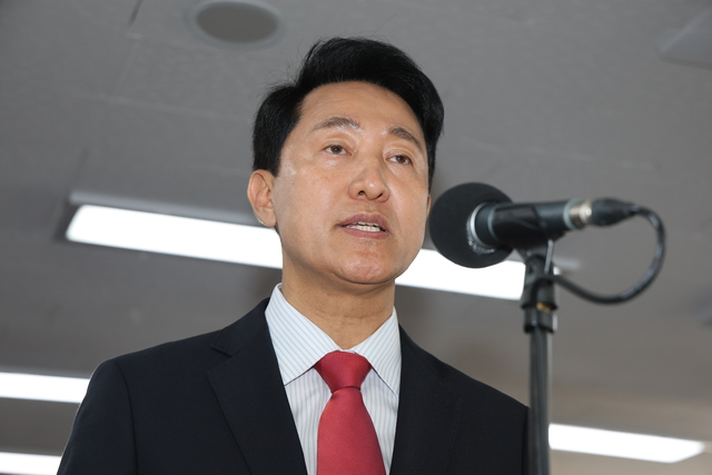 국민의힘 오세훈 서울시장 후보가 제9회 전국동시지방선거일 다음날인 4일 서울 종로구 대왕빌딩에 마련된 선거사무소에서 발언하고 있다. [연합뉴스]
