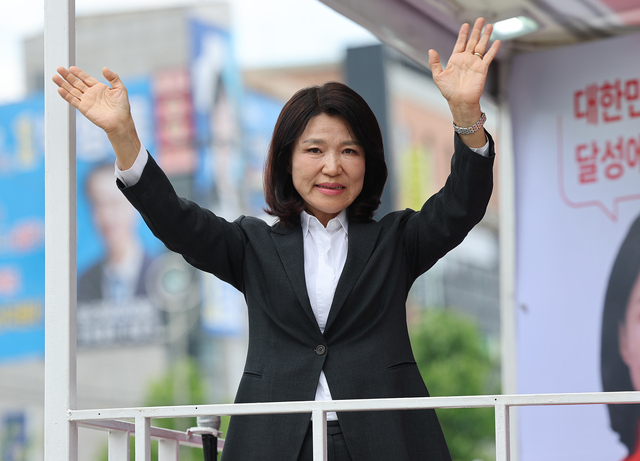 이진숙 국민의힘 대구 달성군 국회의원 보궐선거 당선인이 4일 대구 달성군 선거사무소 앞에서 당선 인사를 하고 있다. [연합뉴스]
