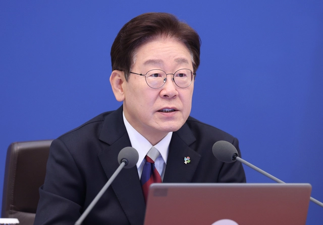 이재명 대통령이 4일 청와대에서 열린 수석보좌관회의에서 발언하고 있다. [연합뉴스]