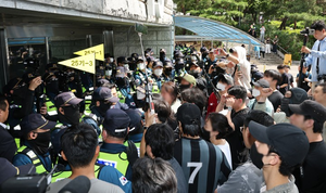 [속보] 잠실투표소 이어 이번엔 ‘개표소 봉쇄’…300여명 재선거 요구