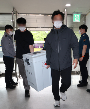 경찰, 잠실7동 투표함 반출…참정권 침해 항의하는 시민 끌어내졌다
