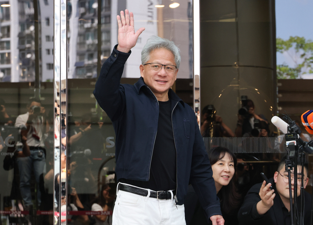 엔비디아 젠슨 황 최고경영자(CEO)가 5일 전용기편으로 서울 강서구 김포비즈니스항공센터(SGBAC)에 도착해 센터를 나서며 인사하고 있다. 연합뉴스.