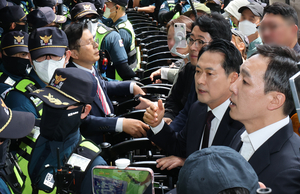 개표소 봉쇄 시위대 수천명대로 확대…국힘 김민수 “내일은 청와대로”