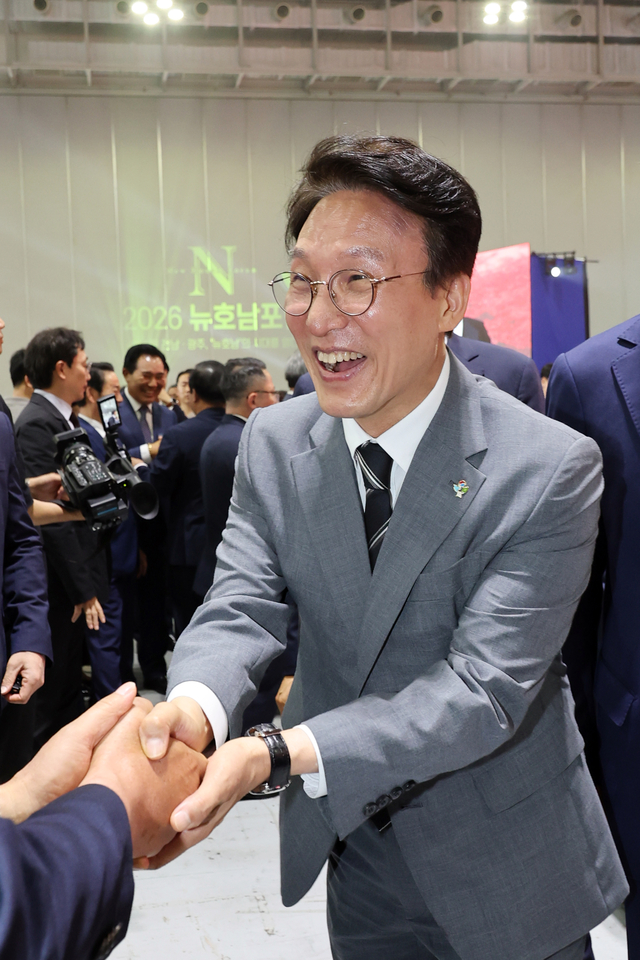 6일 오후 광주 서구 치평동 김대중컨벤션센터에서 열린 KBC 광주방송 주관 2026 뉴호남포럼에서 김민석 국무총리가 6·3지방선거 당선인들과 인사를 나누고 있다. 연합뉴스