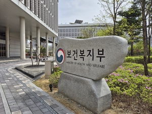 병원 동행·안부 확인 맡는다…통합돌봄 노인일자리 3만명