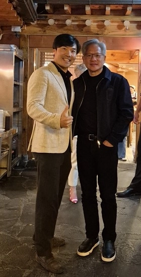 정성훈 토속촌 대표와 엔비디아 젠슨 황 최고경영자(CEO).정성훈 토속촌 제공