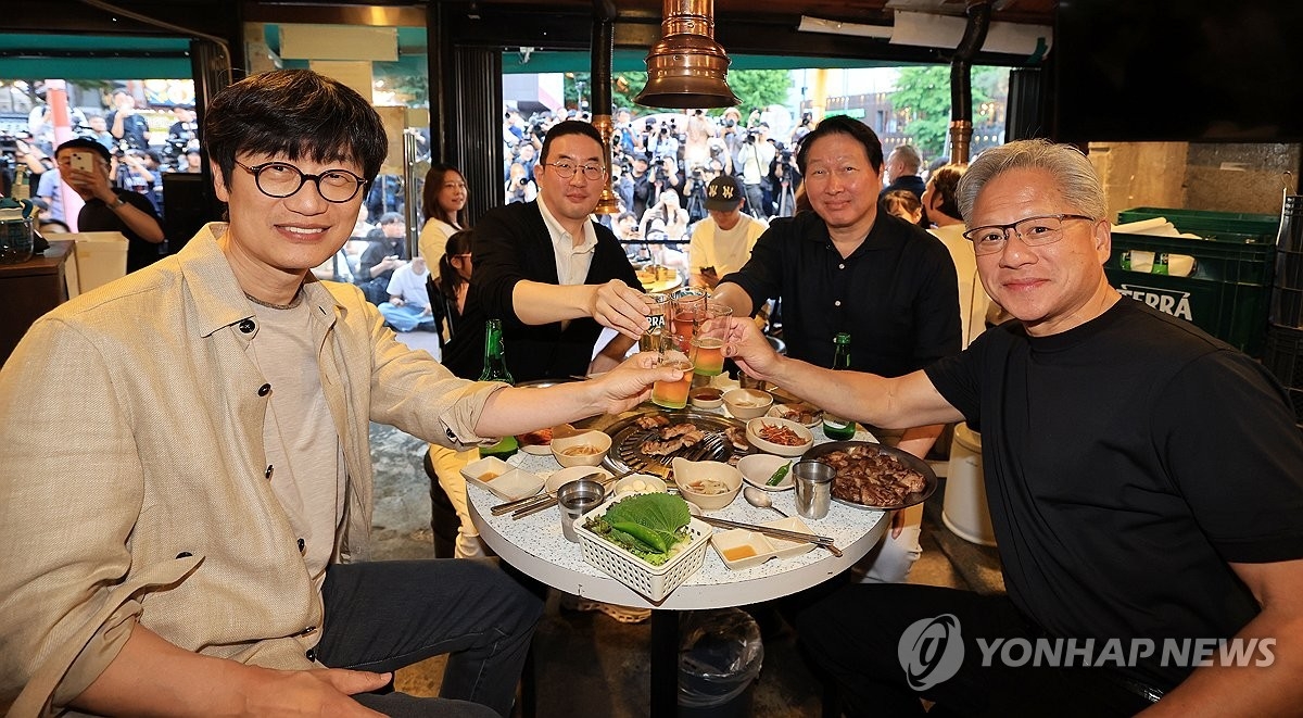 '황형'이 마신 '테슬라...하이트진로, 주류 침체 뚫을 돌파구? - 뉴스 썸네일 이미지