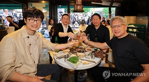‘황형’이 마신 ‘테슬라…하이트진로, 주류 침체 뚫을 돌파구?