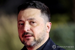 젤렌스키, 푸틴과 설전 중 상트페테르부르크에 드론 수백대 날려