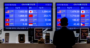 [포토] 원·달러 환율 1600원 돌파한 공항 환전소