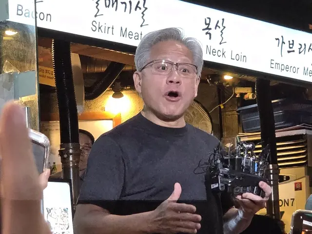 젠슨 황 엔비디아 최고경영자(CEO)가 지난 5일 홍대입구 인근 삼겹살 식당 밖에서 취재진의 질문에 답하고 있다. 공동취재단
