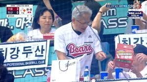 “치맥보다 좋은 건 없다” 가죽재킷 벗은 젠슨 황…BBQ 또 먹었다