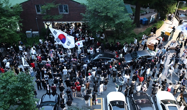 제9회 전국동시지방선거 및 국회의원 재·보궐선거 투표용지 부족으로 투표 시간이 6월 3일 오후 10시까지 연장됐던 서울 송파구 잠실7동 제2투표소 앞에서 4일 오전 투표함 반출을 막는 지역민과 시위대가 밤새 구호를 외치고 있다. [연합뉴스]
