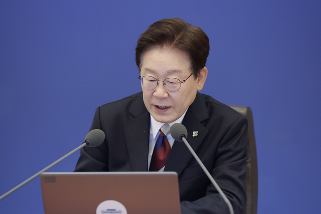 이재명 대통령이 4일 청와대에서 열린 수석보좌관회의에서 발언하고 있다. [청와대통신사진기자단]