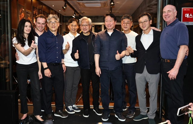 젠슨 황(왼쪽 5번째) 엔비디아 최고경영자(CEO)와 최태원(왼쪽 6번째) SK그룹 회장이 7일 서울 강남구 깐부치킨 삼성점에서 치맥 회동을 하던 중 기념촬영을 하고 있다. 연합뉴스