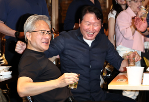 삼소 이어 깐부까지…최태원 찾은 젠슨황, 무슨 얘기 나눴나