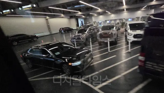 미국 라스베이거스에서 작년 1월 열린 CES 2026 기간 중 퐁텐블로 호텔 지하 주차장 의전차 대기 장소에서 대기 중인 제네시스 G90. 장우진 기자