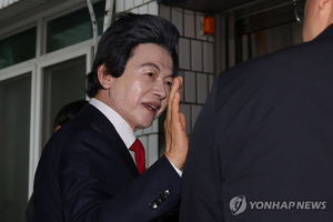 ‘사기·준강제추행’ 허경영, 세 번째 청구 끝 보석 석방