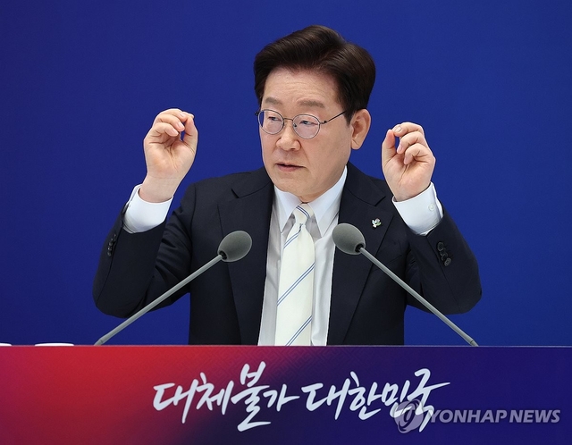 이재명 대통령이 8일 청와대 영빈관에서 열린 취임 1주년 기자회견에서 발언하고 있다. 연합뉴스
