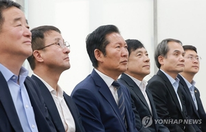 李 1주년 간담회에… 與 “대체 불가” vs 野 “李 유니버스”